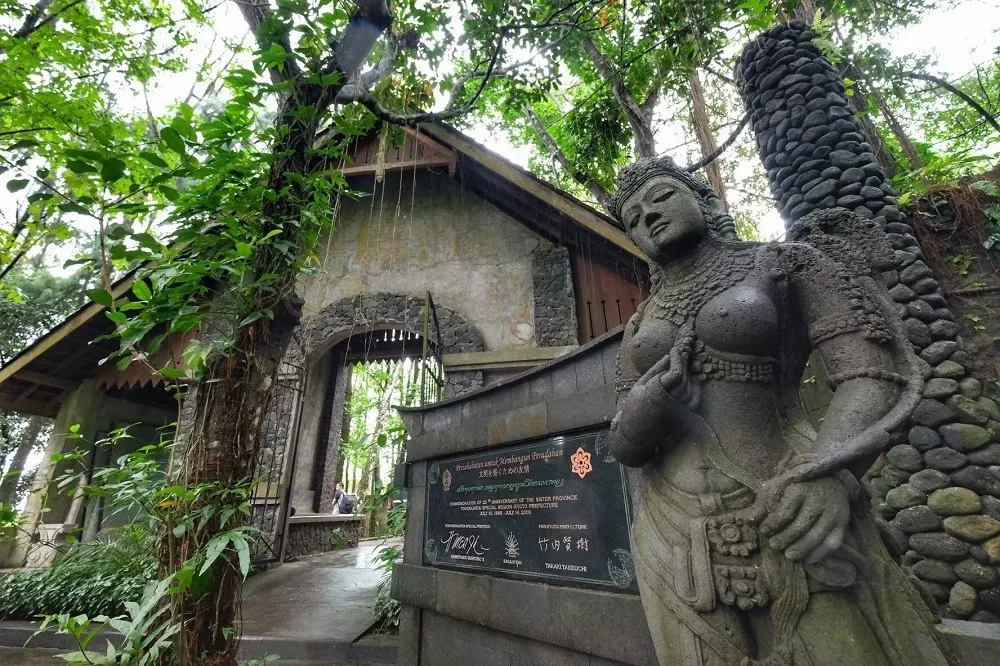 Museum Ullen Sentalu adalah salah satu wisata di Kaliurang yang menampilkan koleksi seni/budaya Jawa dari empat keraton dinasti Mataram Islam. (Foto: Travels Promo)