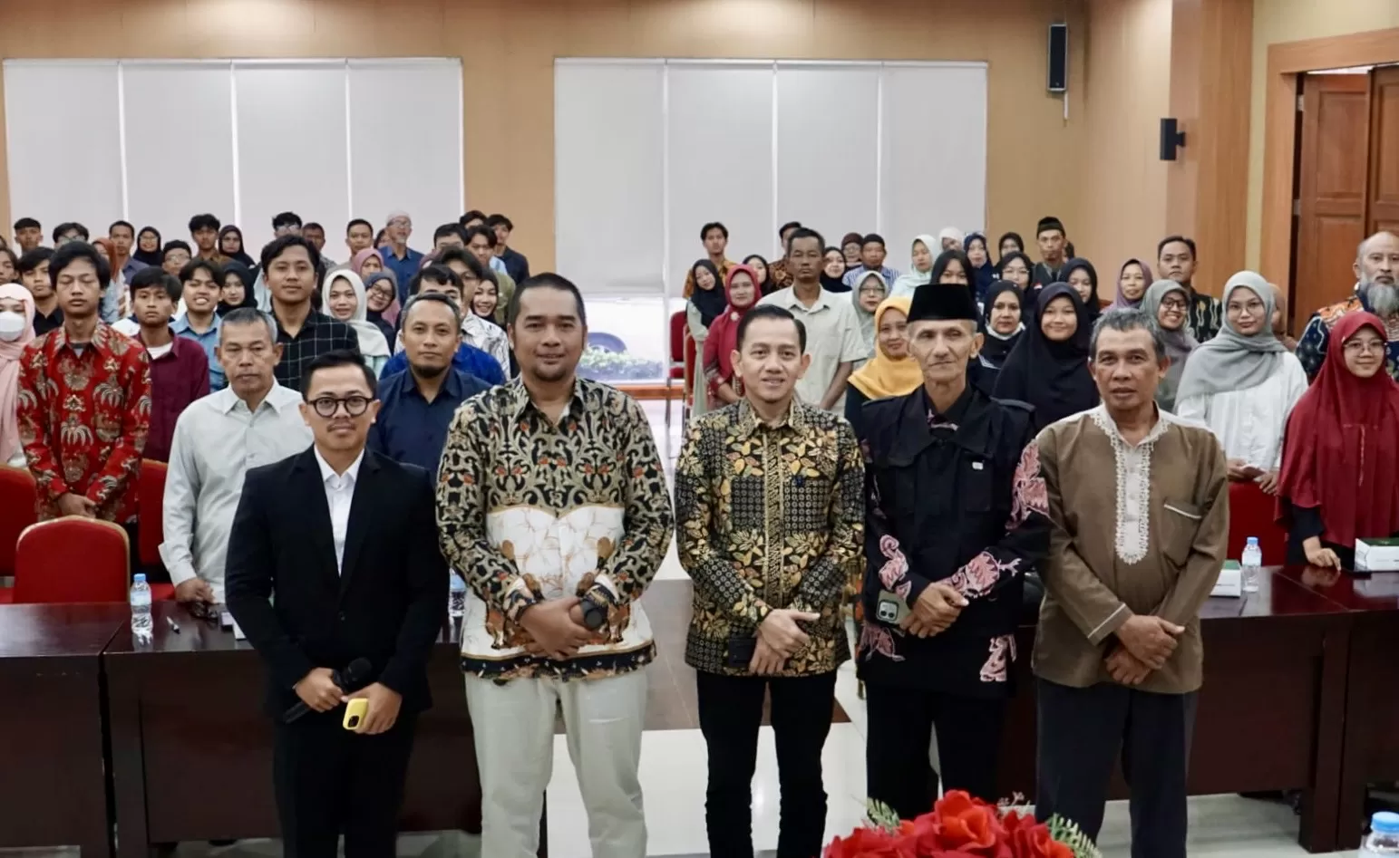 Syauqi bersama mahasiswa penerima KIP di DIY (Ist)