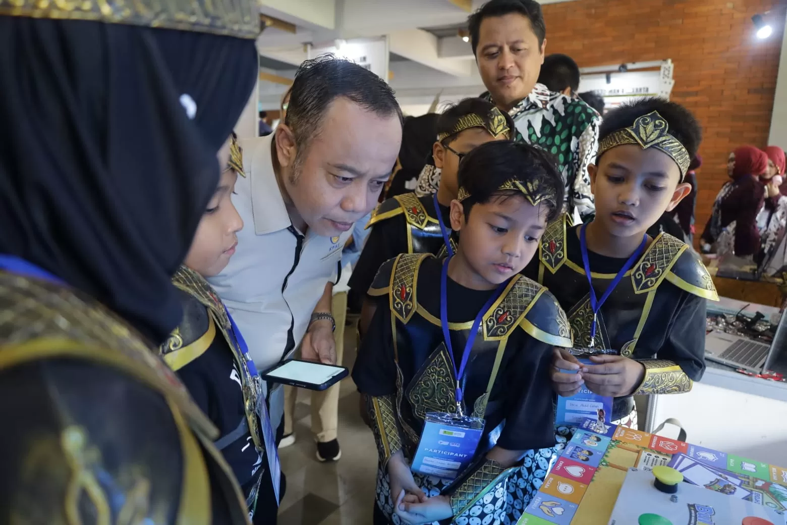 Wakil Ketua KPAI Pusat, Jasra Putra mengapresiasi tim The Warriors dari SD Muhammadiyah Sapen Yogyakarta yang berhasil meraih Gold Medal dalam ajang International Science and Invention Fair 2026 (Istimewa)