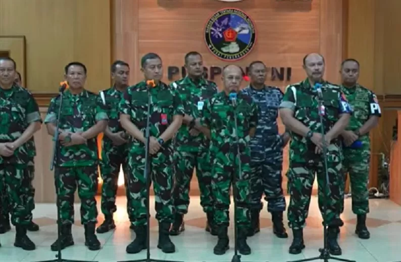 Puspom TNI saat &nbsp;jumpa pers di Mabes TNI, Jumat (28/7/2023), terkait KPK tetapkan Kepala Basarnas tersangka.  (FOTO: Tangkap layar YouTube Puspen TNI)