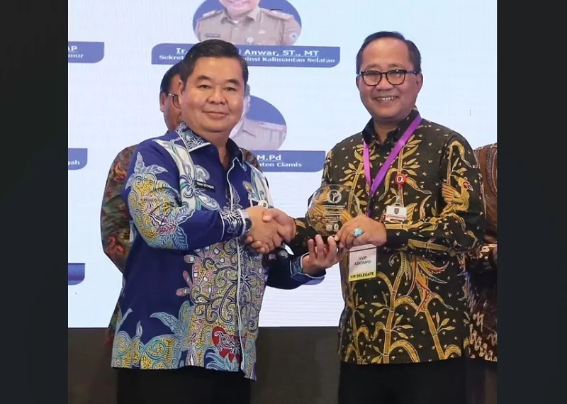 Sekda Semarang Iswar Aminuddin (kanan), saat menerima Penghargaan ADLGA Tingkat Nasional di Jakarta, Kamis (27/7/2023). ( FOTO: Instagram @iswaraminuddin)