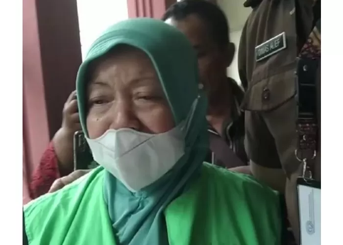 Seorang nenek berusia 60 tahun di surabaya, divonis 5 tahun penjara dan denda 2 milyar karna menerima paket berisi 17kg ganja.