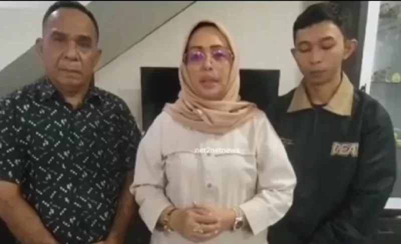 Ketua DPRD Ambon, Elly Toisuta bersama keluarga.  (FOTO: Tangkap video)