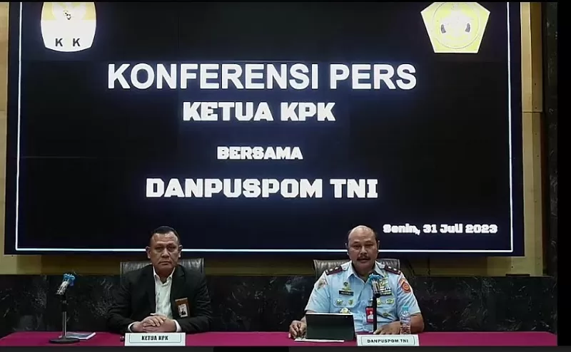 Danpuspom TNI Marsekal Muda, Agung Handoko, dan Ketua KPK, Firli Bahuri, saat konferensi pers penetapan tersangka Kepala Basarnas, Senin (31/7/2023) petang.  (FOTO: Tangkap layar YouTube)