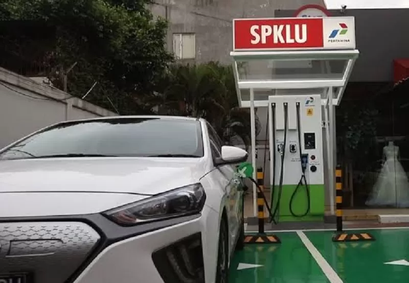 Pengumuman! mobil listrik kena biaya pengisian baterai di SPKLU.  (FOTO: Dok. Pertamina)