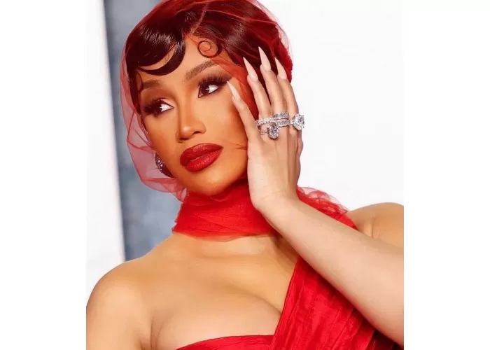 Cardi B bintang rap amerika yang melempar mic ke penonton,usai dirinya disiram air saat tengah konser