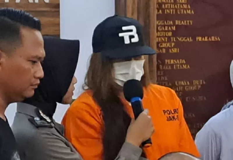 Ditangkap polisi gegara narkoba, model Karenina Anderson minta maaf.  (FOTO: PMJ News/Fajar)