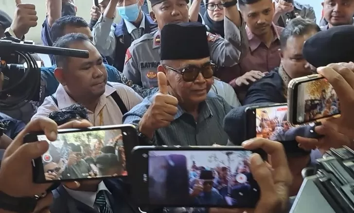 Pimpinan Pondok Pesantren Al Zaytun, Panji Gumilang, saat memenuhi panggilan penyidik Bareskrim Polri, Selasa (1/8/22023).   (FOTO: &nbsp;Berita PMJ/Fajar)