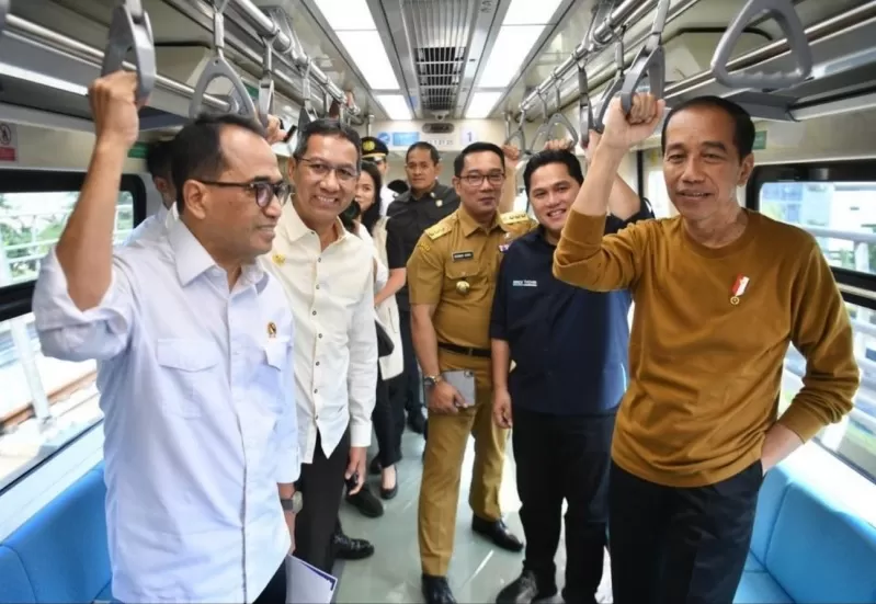 Presiden Jokowi sebut LRT Jabodebek masih ada kekurangan.  (FOTO: Instagram @Erickthohir)