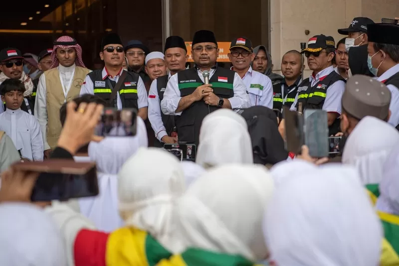 Surprise Haji 2023, Menag Yaqut Cholil Qoumas mengumumkan jemaah haji dapat Zamzam 10 Liter.  (FOTO: Dok. Kemenag)