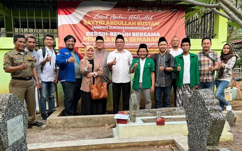 Sekda Kota Semarang, Iswar Aminuddin (tengah kemeja putih), berziarah ke makam Sayyid Abdullah Bustam, atau Mbah Bustam, Jumat (4/8/2023) sore.   (FOTO: Dok. Pribadi)