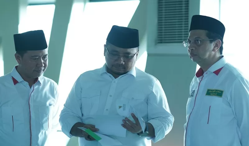 Menag Yaqut Cholil Qoumas (tengah) memastikan pencarain satu jemaah haji yang hilang terus dilanjutkan. (FOTO: Dok. Kemenag)