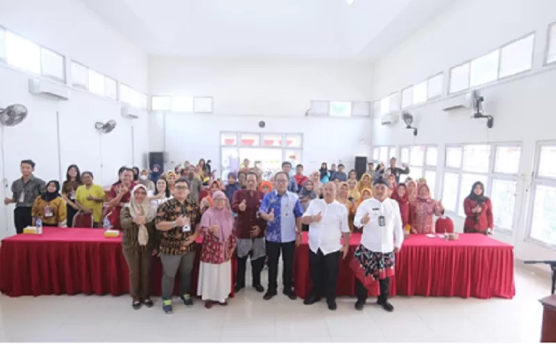 Sekda Kota Semarang, Iswar Aminuddin, foto bersama dalam seminar UMKM Kepada Masyarakat, yang digagas oleh mahasiswa KKN Undip.  (FOTO: Dok. Pribadi)