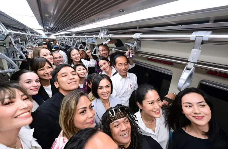 Presiden Jokowi bersama selebriti dan pegiat seni saat menaiki LRT Jabodebek, Kamis (10/8/2023).  (FOTO: BPMI Setpres)