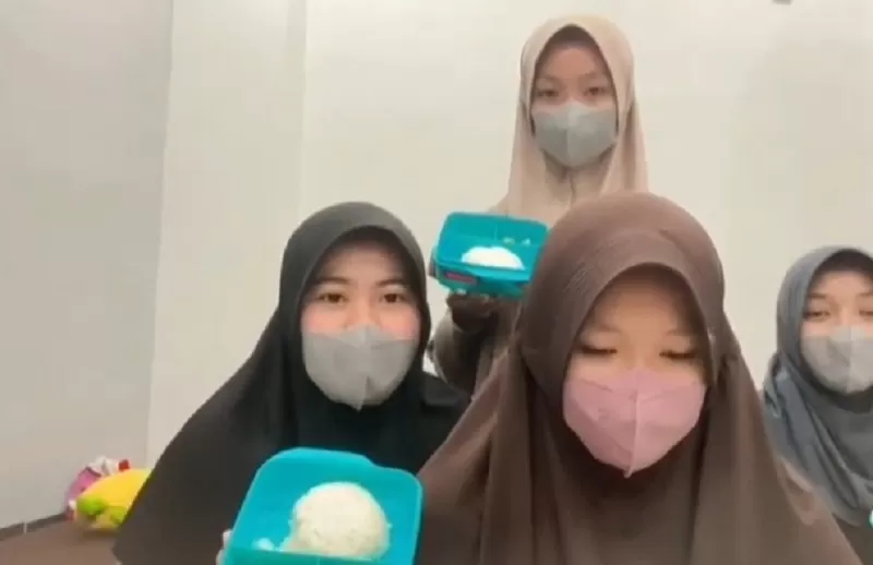 Santriwati Ma&rsquo;had Al Jami&rsquo;ah UIN Walisongo yang protes diberi nasi basi.  (FOTO: Tangkap layar video)