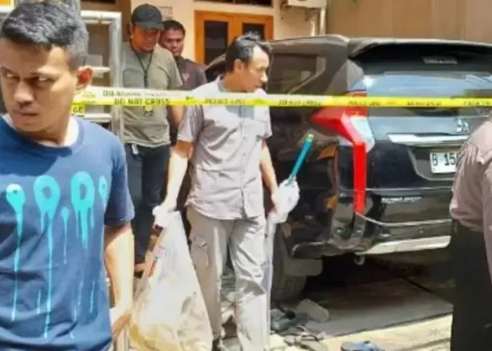 Sakit hati seorang pemuda di depok bunuh ibu dan melukai ayah.