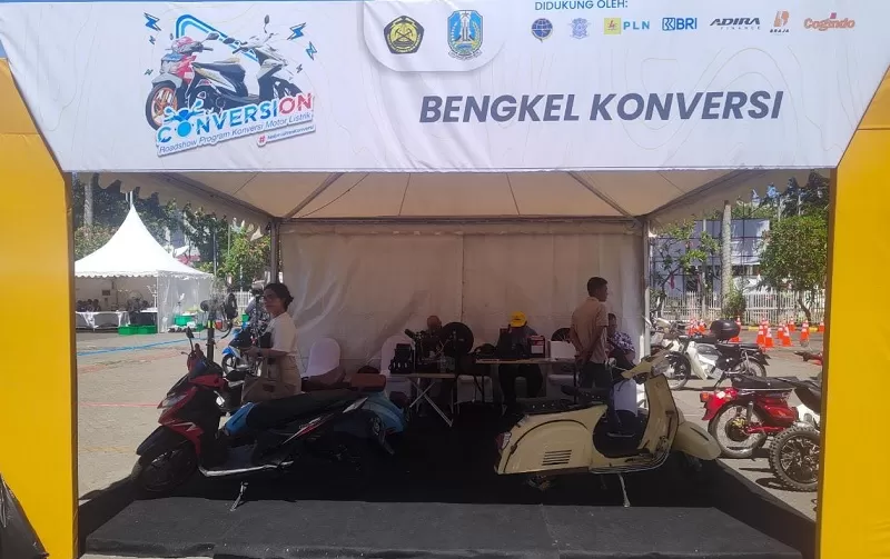 Bengkel konversi motor listrik di Grand City Mall Surabaya, Sabtu (12/8/2023)   (FOTO: Dok. Kementerian ESDM)