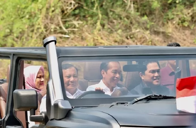 Momen Prabowo Subianto, menyopiri Presiden Jokowi. Kode keras dukungan di Pilpres 2024. ( FOTO: Instagram)