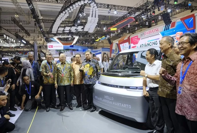 Menko Perekonomian, Airlangga Hartarto, saat menghadiri GIIAS 2023 di ICE BSD City, Tangerang, Banten, Kamis (10/8/2023).  (FOTO: ekon.go.id)