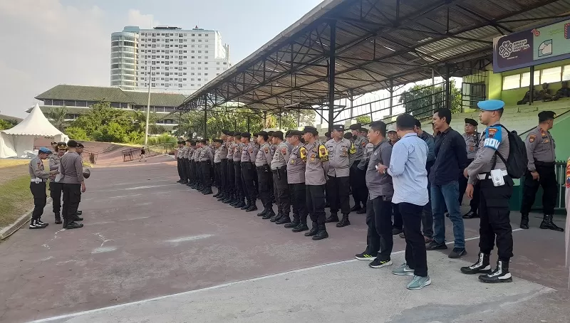 Aparat kepolisian turut mengamankan Konser &lsquo;Birukan Langit Indonesia&rsquo; bersama Denny Caknan, di Stadion Diponegoro Kota Semarang, Jumat (11/8/2023).  (FOTO: Rizal)