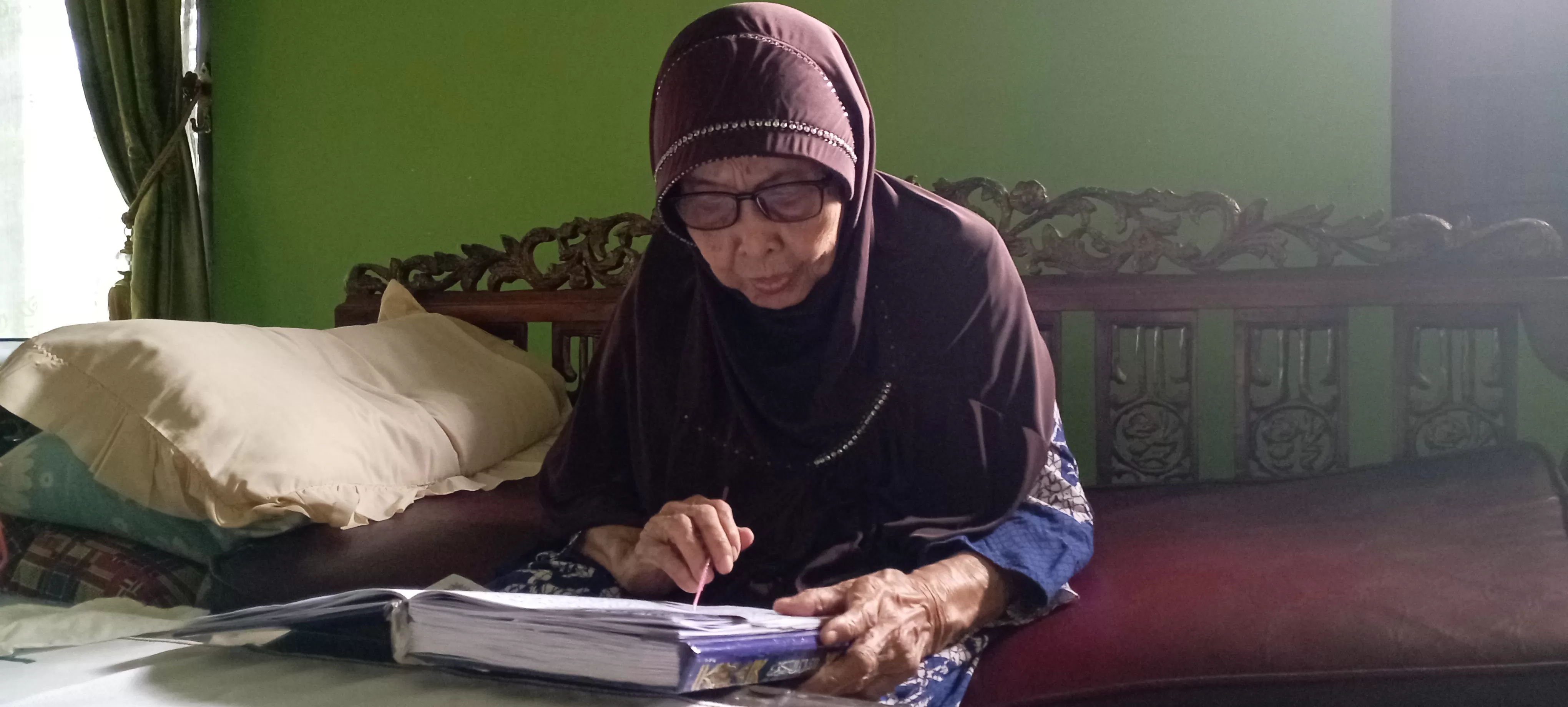 Mbah Minah sedang mengaji usai shalat Ashar. (Foto: Al-Afgani Hidayat)