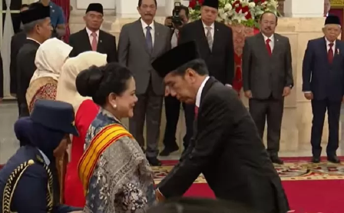 Momen Presiden Jokowi anugerahkan tanda kehormatan ke Ibu Negara Iriana Jokowi.  (FOTO: Tangkap layar YouTube)