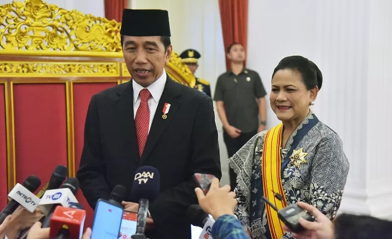 Presiden Jokowi bersama Ibu Negara Iriana Jokowi usai upacara penganugerahan tanda kehormatan di Istana Negara, Jakarta, Senin (14/08/2023).  (FOTO: Dok. Humas Setkab)