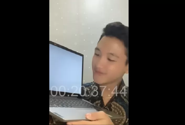 Farel Aditya saat menerima laptop pemberian dr. Richard Lee untuk keperluan sekolah. (Foto: Tangkap layar YouTube dr. Richard Lee, MARS)