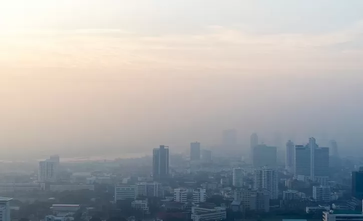 Ilustrasi polusi udara. Menkes Budi ungkap penyakit gangguan pernapasan meningkat dan imbauan pakai masker KN 95.  (FOTO: Freepik)