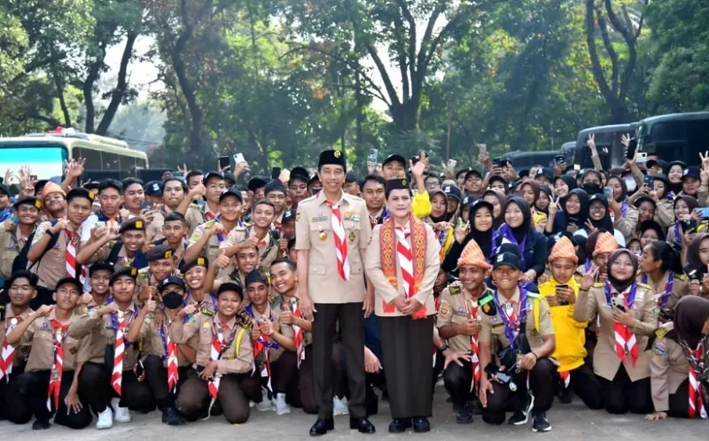 Presiden Jokowi dan Ibu Iriana berfoto bersama peserta Raimuna Nasional XII 2023, di Bumi Perkemahan Pramuka Cibubur, Jakarta, Selasa (15/8/2023). ( FOTO: BPMI Setpres)