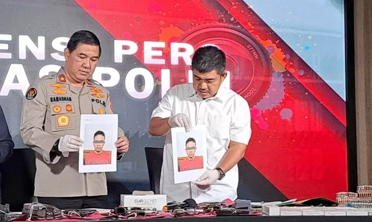 Juru Bicara Densus 88 Antiteror Polri Kombes Pol Aswin Siregar tunjukkan foto tersangka terduga teroris yang merupakan karyawan PT KAI.  ( FOTO: PMJ/Fajar)