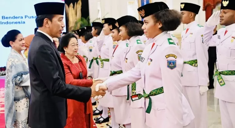 Presiden Jokowi menalami anggota Paskibraka usai pengukuhan, Selasa (15/8/2023) di Istana Negara. Ada dari perwakilan provinsi baru.  (FOTO: BPMI Setpres/Laily Rachev)