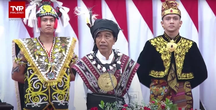 Presiden Jokowi berbaju Adat Tanimbar Maluku saat pidato kenegaraan dalam sidang tahunan MPR RI, Rabu (16/8/2023).  (FOTO: Tangkap layar video)