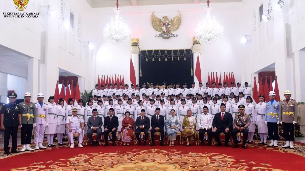 Presiden Jokowi berfoto bersama dengan 76 anggota paskibraka yang bertugas pada upacara 17 agustus 2023.  (FOTO: Humas Setkab/Oji)