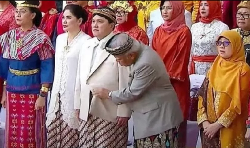 Viral! Ini momen baju Erick Thohir dibuka Basuki Hadimuljono saat upacara HUT Ke-78 Kemerdekaaan RI, di Istana Merdeka, Kamis (17/8/2023).  (FOTO: Tangkap layar YouTube Setpres)