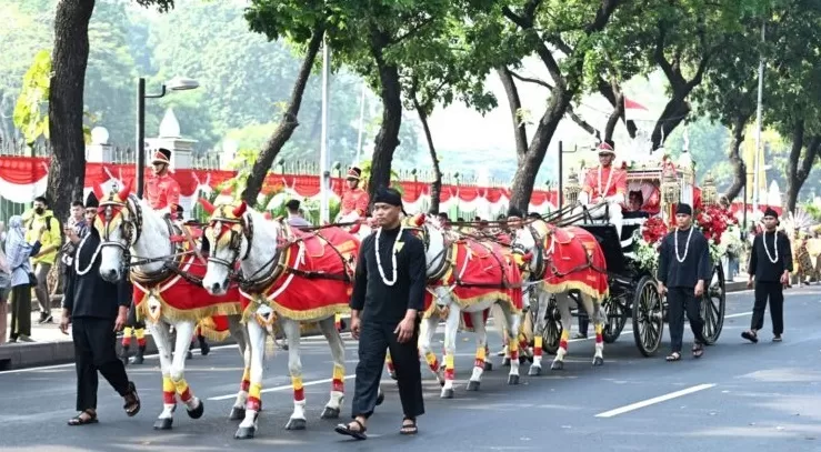 Prosesi kirab budaya mengawali kemeriahan peringatan HUT ke-78 Kemerdekaan RI, Kamis (17/8/2023).   (FOTO: BPMI Setpres/Kris)