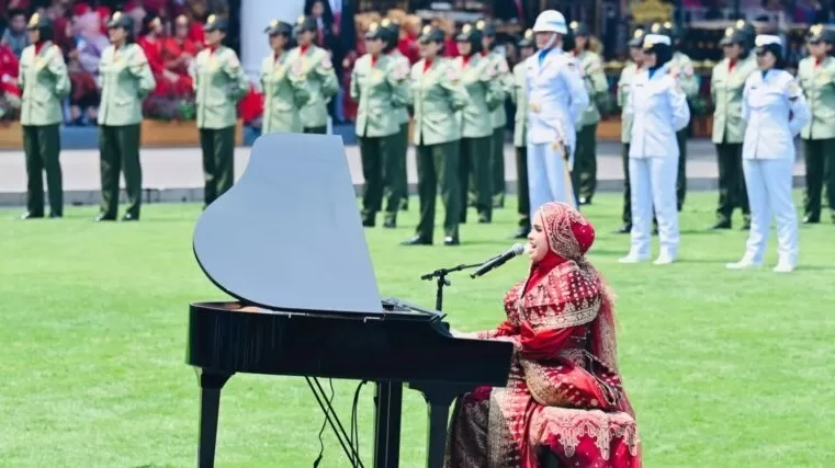 Penampilan penyanyi Putri Ariani pada peringatan HUT Ke-78 Kemerdekaan RI di Halaman Istana Merdeka, Jakarta, Kamis (17/8/2023).  (FOTO: BPMI Setpres/Laily Rachev)