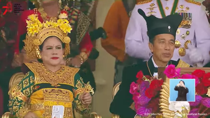 Jokowi dan Iriana ikut bergoyang. (Foto: Kanal YouTube  Sekretariat Presiden)