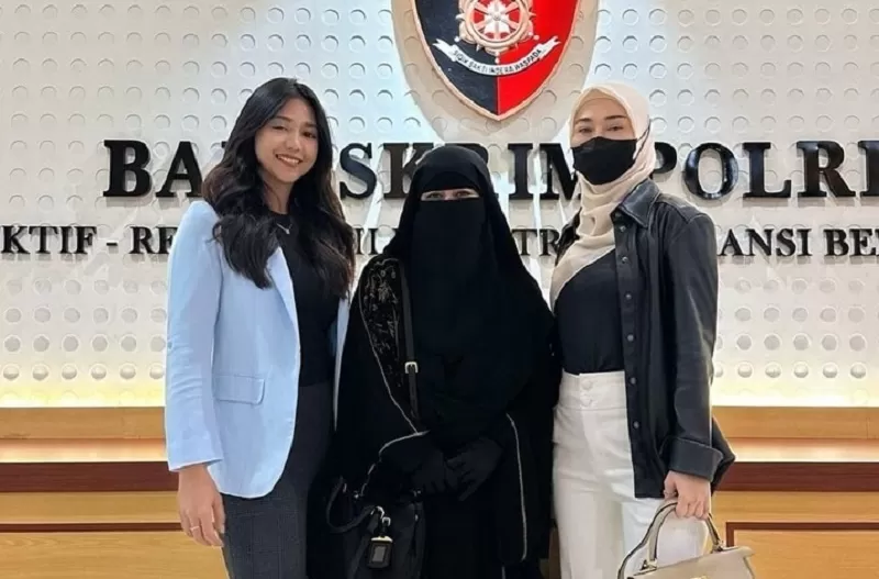 Umi Pipik dan Marissya Icha melaporkan selebgram Oklin Fia ke Bareskrim Polri. (FOTO: Berita PMJ/Instagram @marissyaichareal)