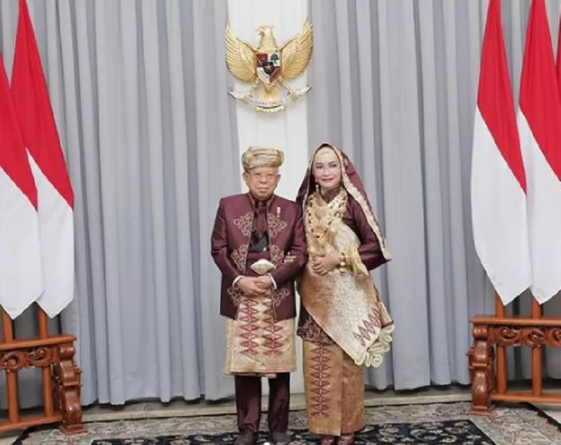 Wapres Ma&rsquo;ruf Amin beserta istri, pakai baju adat Koto Gadang khas Sumatera Barat, dalam upacara HUT Ke-78 RI di Halaman Istana Merdeka, Jakarta, Kamis (17/8/2023).  (FOTO: Instagram @kiai_marufamin)