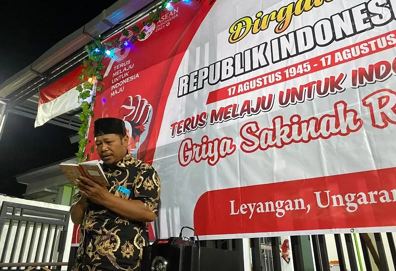 Ketua Paguyuban Griya Sakinah Residence, Bapak Joko Santoso, saat memberikan sambutan pada malam tirakatan, Rabu (16/8/2023).  (FOTO: Kiriman Warga)