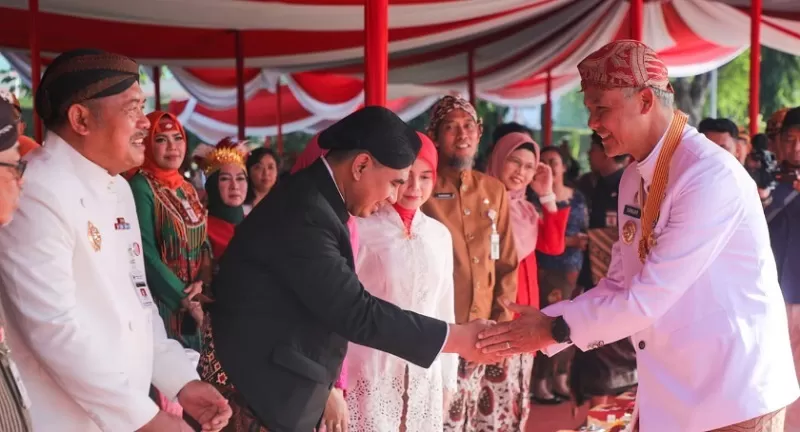 Gubernur Jateng Ganjar Pranowo dan Wagub Taj Yasin Maimoen atau Gus Yasin, bersalaman, di momen upacara HUT Ke-78 Kemerdekaan RI, Kamis (17/8/2023).  (FOTO: Humas Pemprov)