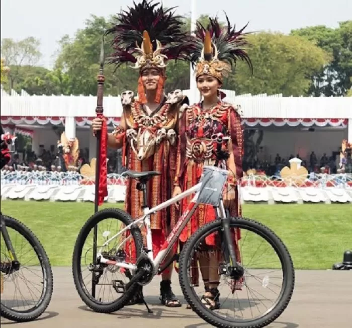 Kaesang Pangarep dan Erina Gudono berfoto dengan sepeda hadiah dari Presiden Jokowi.  (FOTO: Instagram @kaesangp)