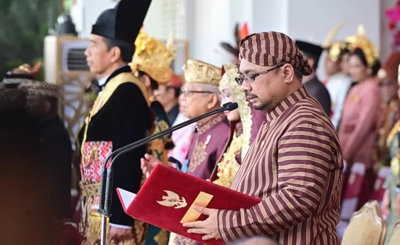 Menag Yaqut Cholil Qoumas atau Gus Yaqut, memimpin doa dalam upacara peringatan HUT Ke-78 Kemerdekaan RI, Kamis (17/8/2023).  (FOTO: Dok. Kemenag)