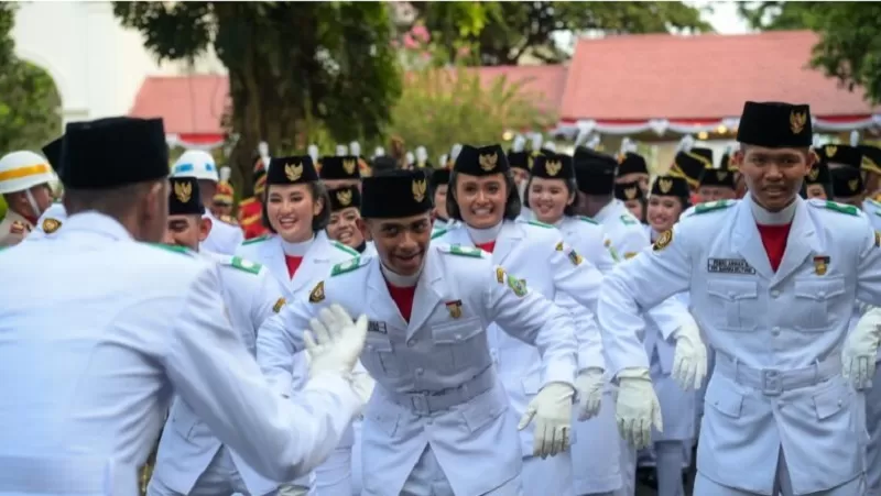 Kegembiraan anggota Paskibraka setelah sukses bertugas pada Upacara Peringatan HUT Ke-78 Kemerdekaan RI, Kamis (17/8/2023), di Istana Merdeka, Jakarta. ( FOTO: BPMI Setpres)