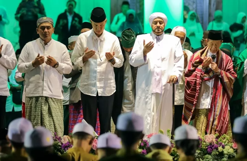 Habib Syech bin Abdul Qodir Assegaf, bersama Ganjar dan Gus Yasin, digelaran Jateng Bersholawat di Kabupaten Brebes, Jumat (18/8/2023) malam.  (FOTO: Humas Pemprov)