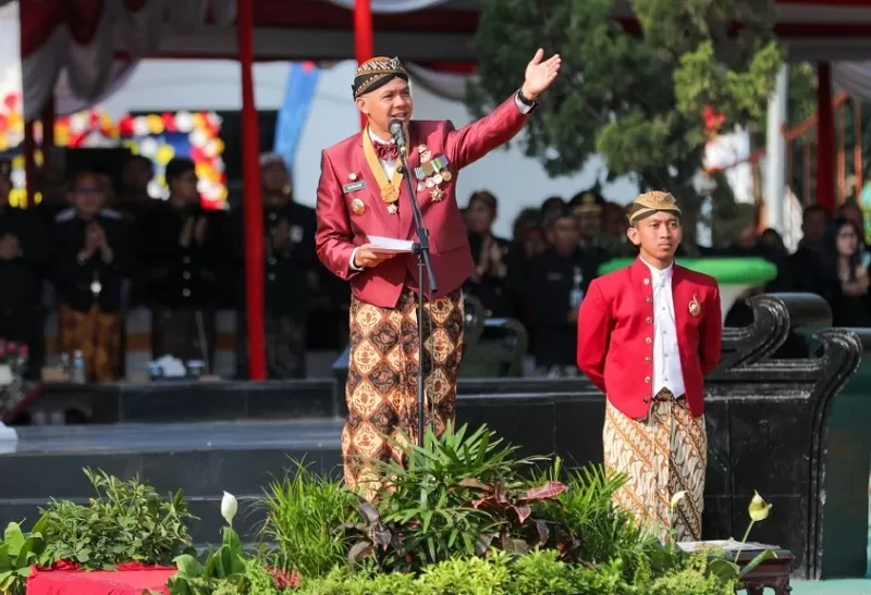 Gubernur Jateng Ganjar Pranowo, pimpin upacara HUT ke-78 Provinsi Jawa Tengah, Sabtu (19/8/2023).  (FOTO: Humas Pemprov)