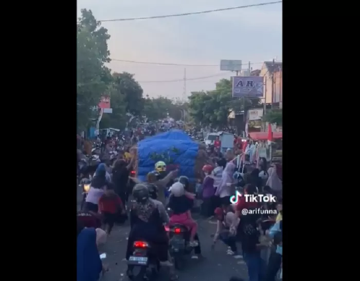 Video viral mobil pikap bermuatan barang dijarah warga. (Foto: Tangkap layar Twitter @punyalovacav)