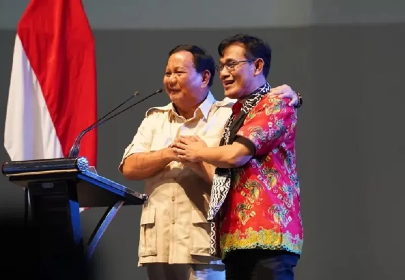 Politikus PDIP Budiman Sudjatmiko bersama Prabowo Subianto dalam acara deklarasi Prabu, di Semarang, Jateng, pada Jumat (18/8/2023).  (FOTO: Dok. Gerindra)