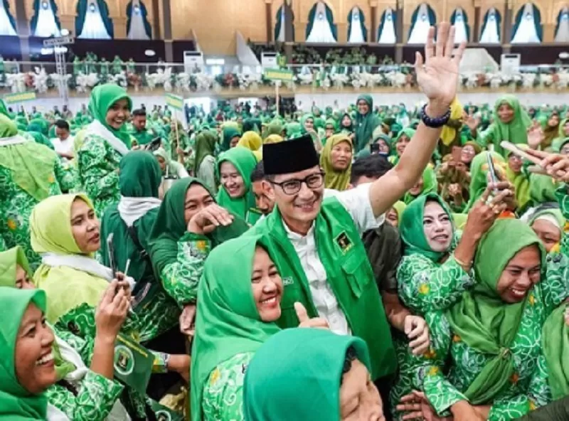 Sandiaga Uno dikerubungi emak-emak. PPP diminta pertimbangkan ulang kerja sama politik dengan PDIP jika tak jadi cawapres.  (FOTO: Instagram @sandiuno)